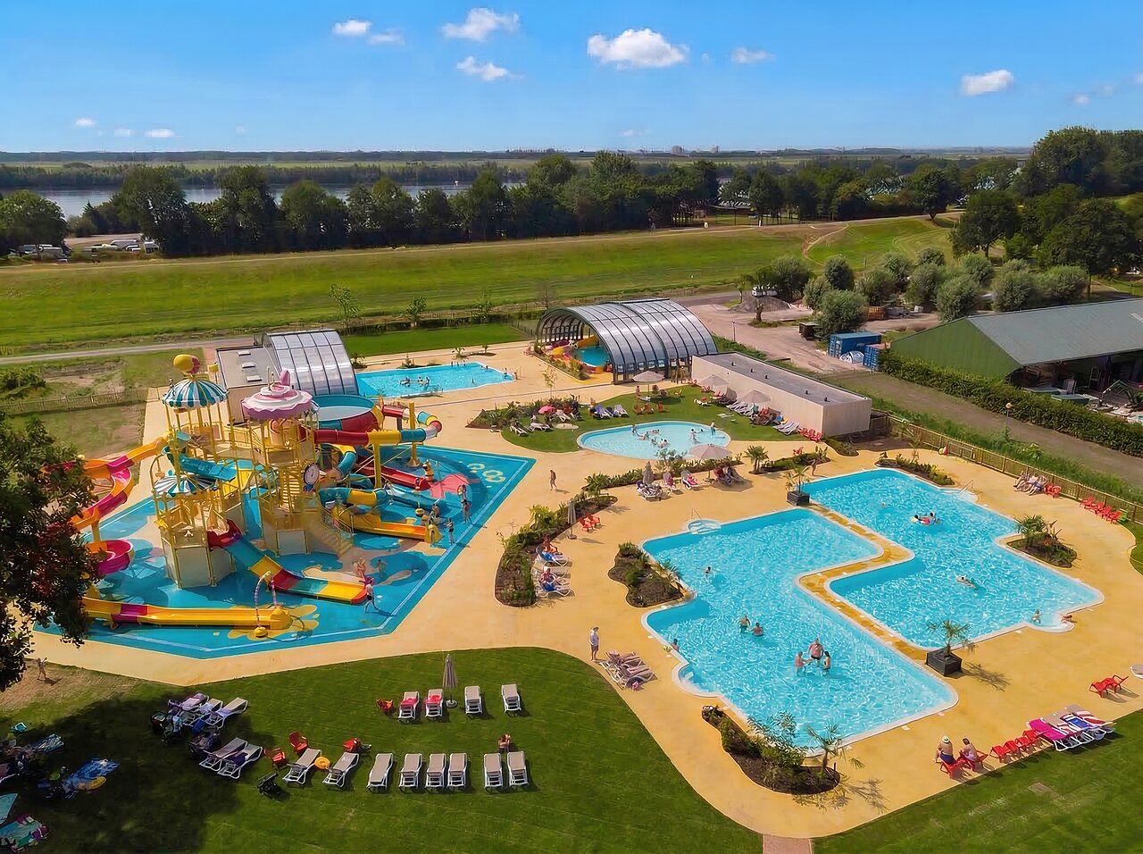Parc aquatique, toboggans et piscines ext�rieures au camping CAPFUN Erkemederstrand � Zeewolde.