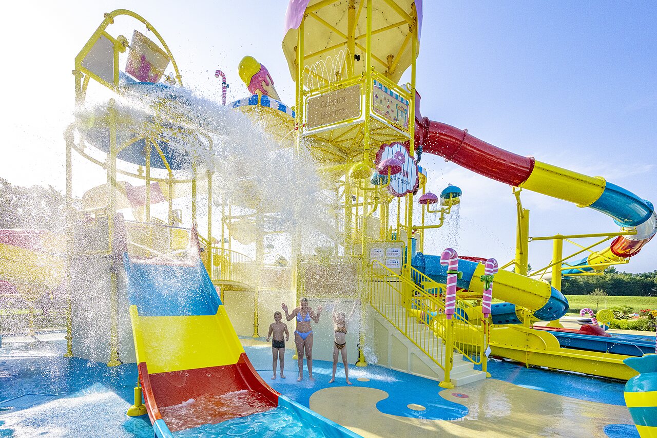 Toboggans et jeux d'eau color�s pour enfants au camping CAPFUN Erkemederstrand � Zeewolde.