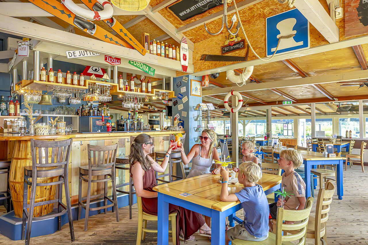 Bar et restaurant familial avec adultes et enfants au camping CAPFUN Erkemederstrand � Zeewolde.