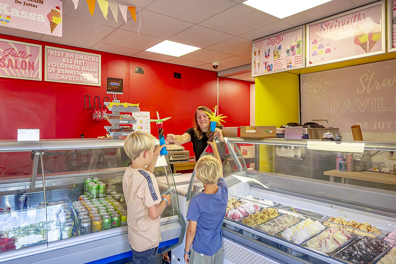 Enfants recevant des glaces au snack-bar du camping CAPFUN Erkemederstrand � Zeewolde.