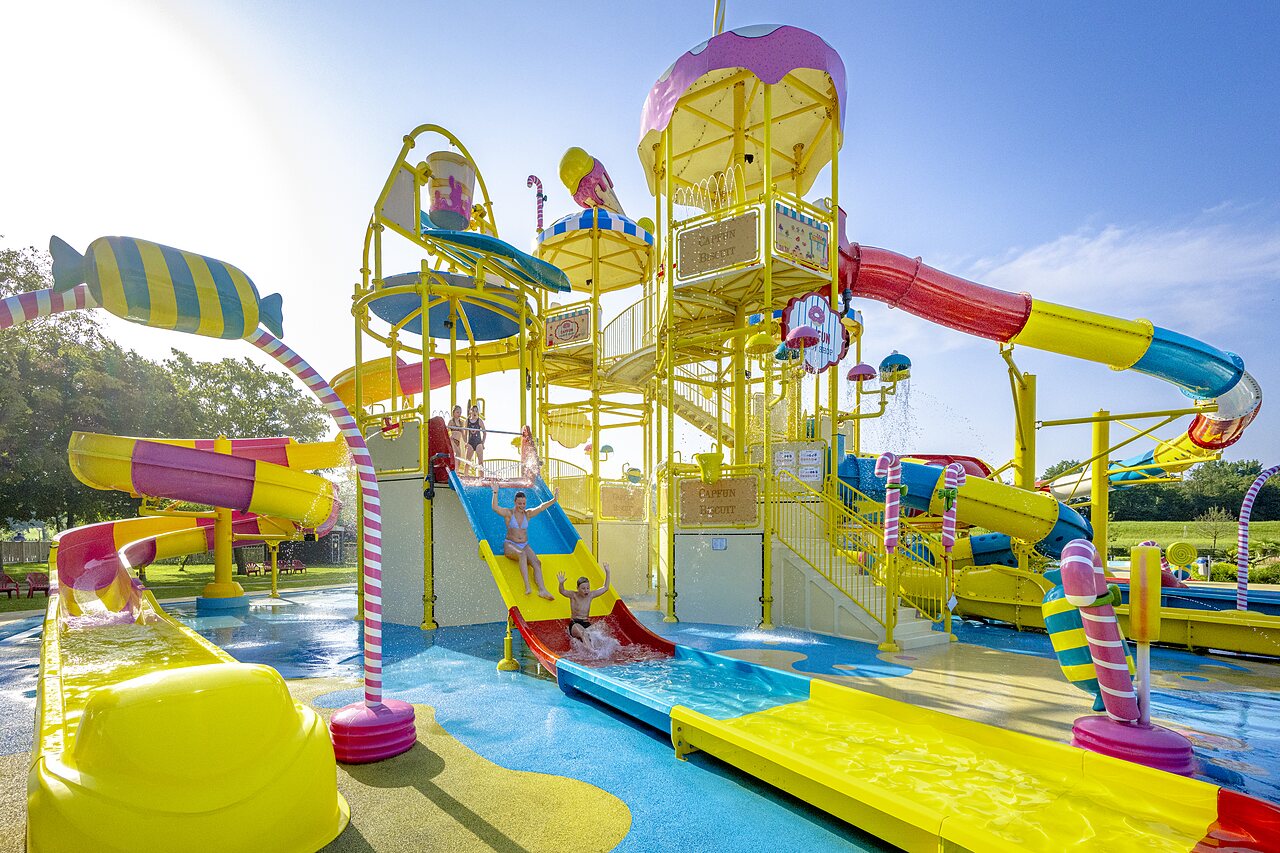 Parc aquatique color� avec toboggans et jeux d'eau au camping CAPFUN Erkemederstrand � Zeewolde.