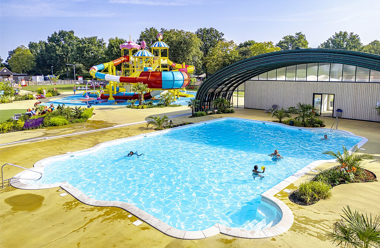 Piscine ext�rieure et parc aquatique avec toboggans au camping CAPFUN Erkemederstrand � Zeewolde.