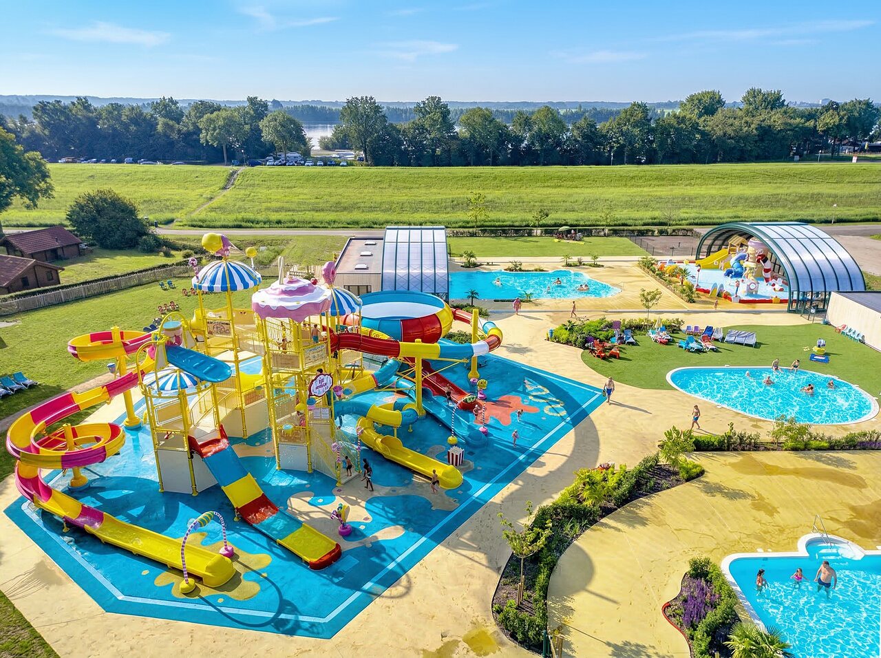 Parc aquatique, toboggans color�s et piscines camping CAPFUN Erkemederstrand � Zeewolde.