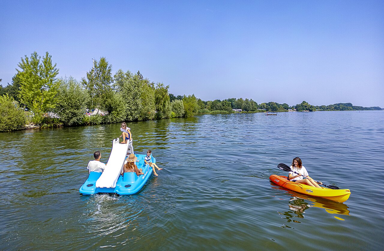 P�dalo avec toboggan et kayak sur le lac au camping CAPFUN Erkemederstrand.