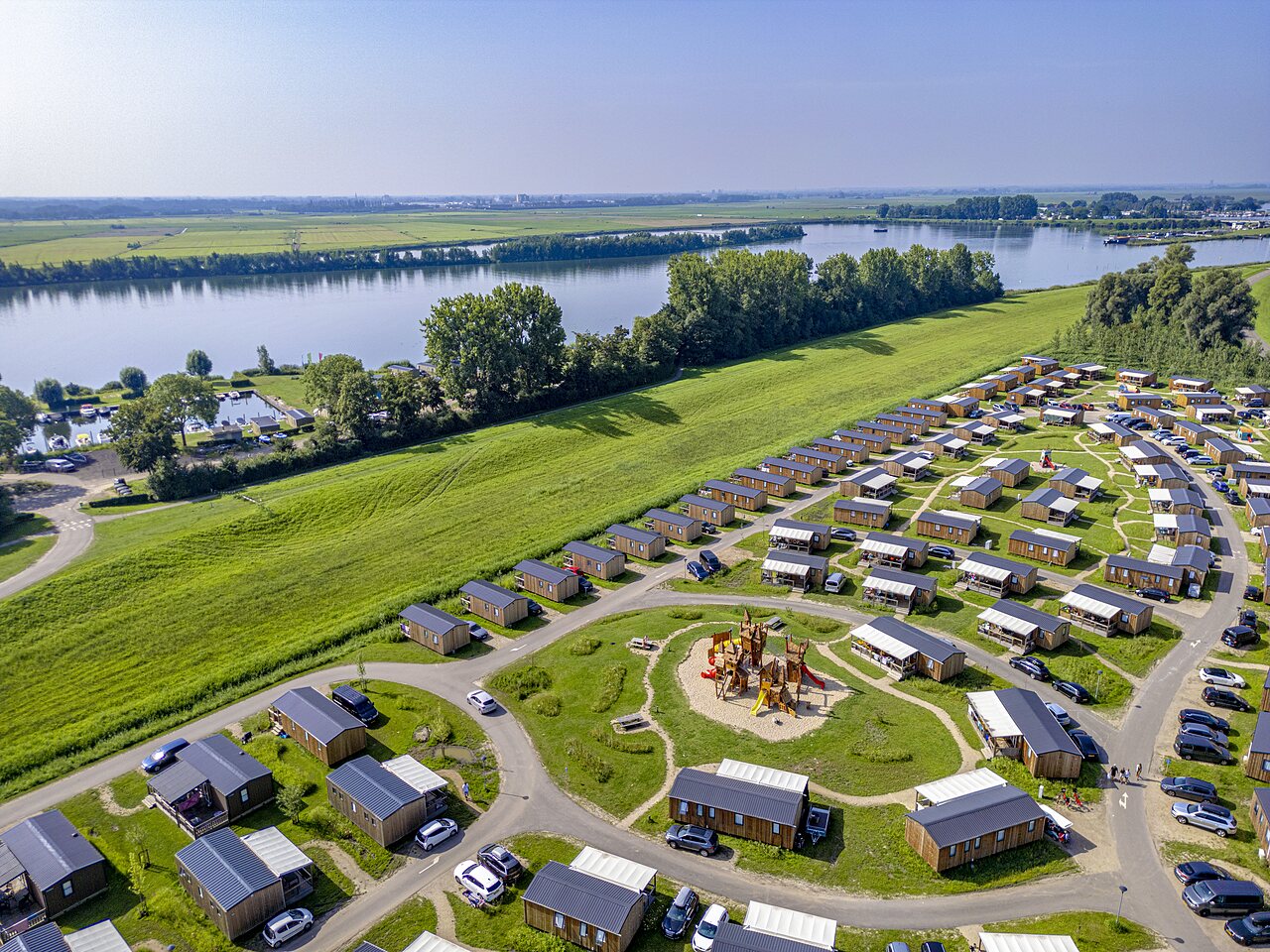 Mobile homes et aire de jeux au camping CAPFUN Erkemederstrand � Zeewolde.