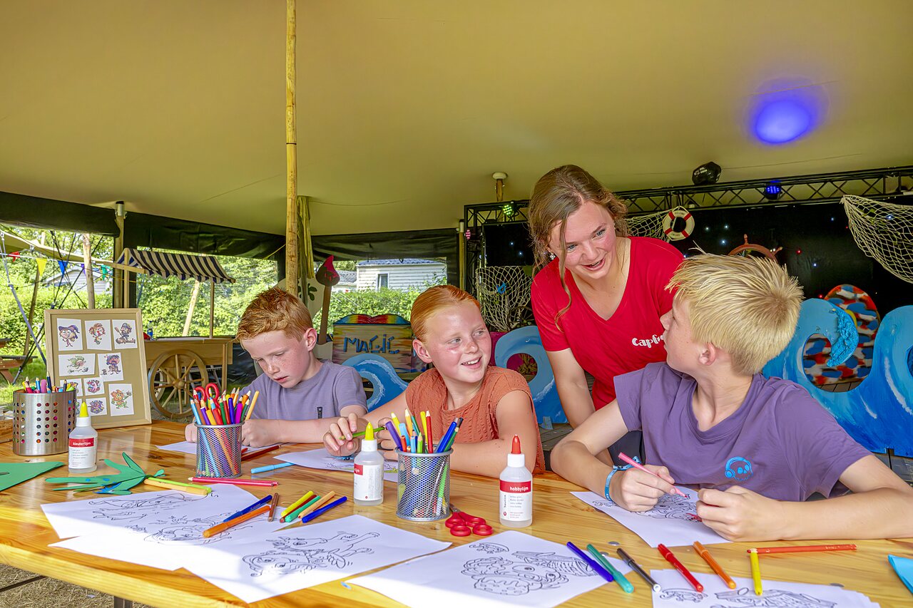 Atelier cr�atif pour enfants avec animateur au camping CAPFUN Erkemederstrand � Zeewolde.