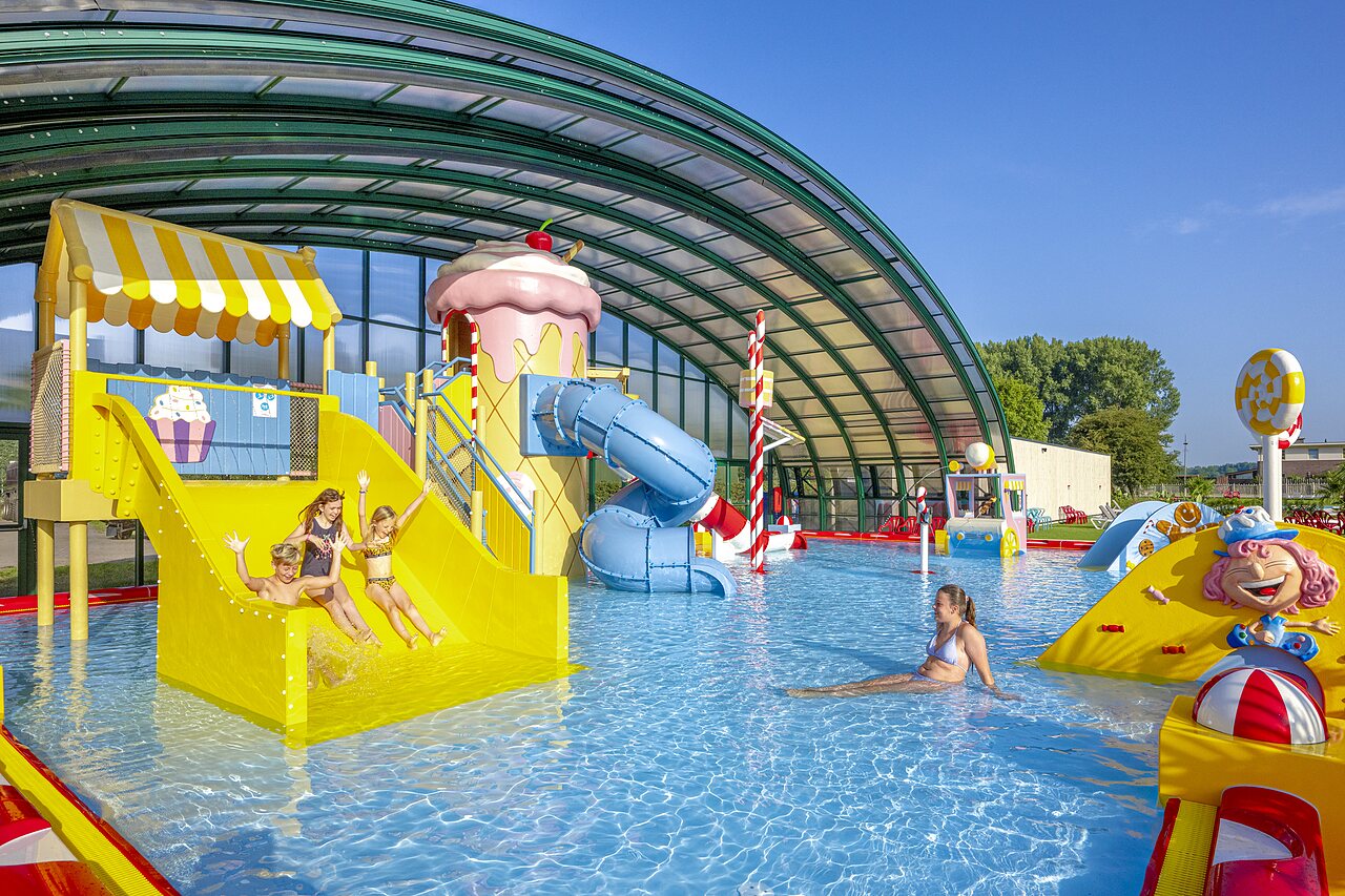 Piscine couverte, toboggans et jeux aquatiques au camping CAPFUN Erkemederstrand � Zeewolde.