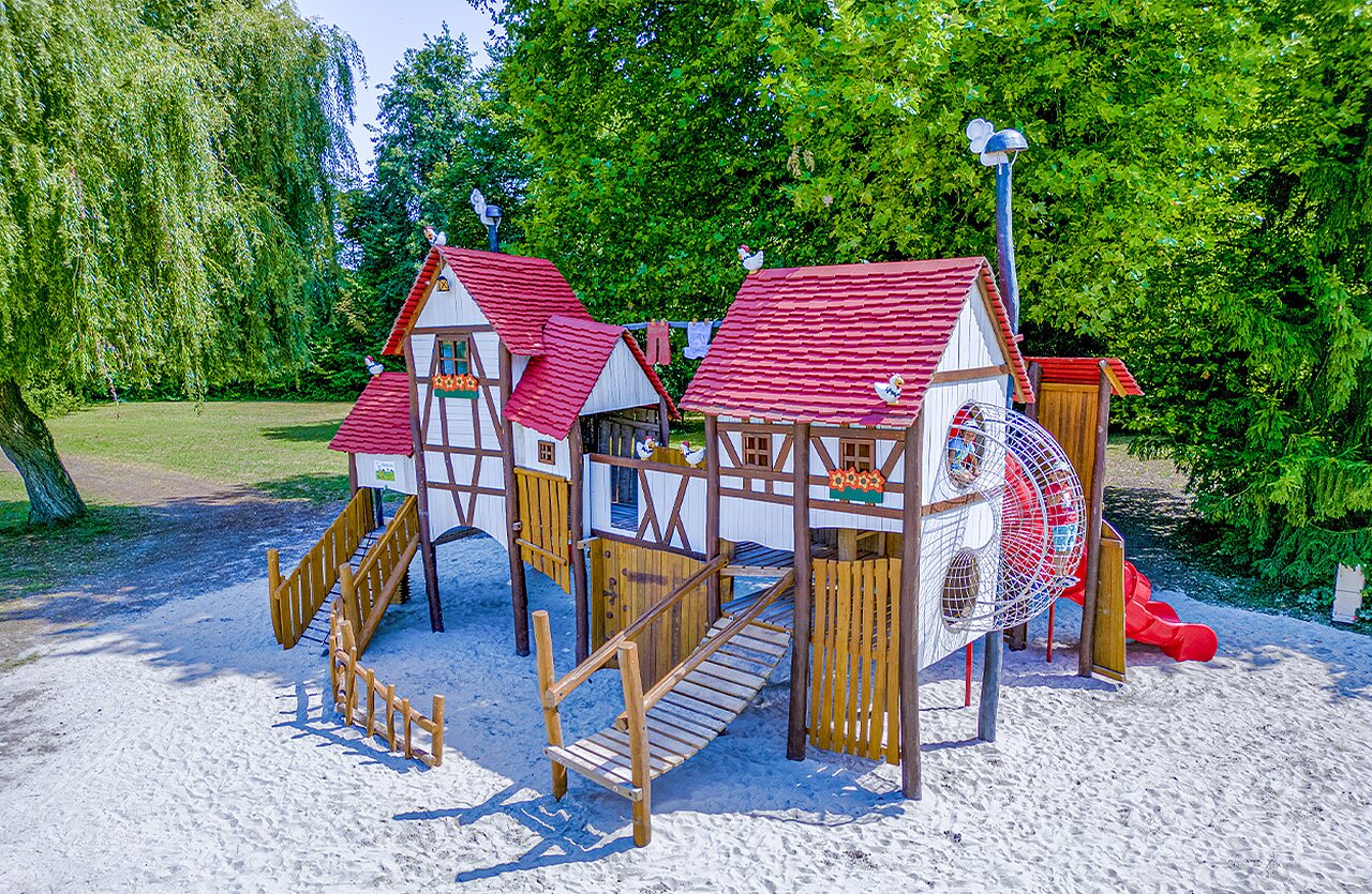 Aire de jeux th�matique avec toboggan au camping VAGUES OCEANES Lac d'Erstein.