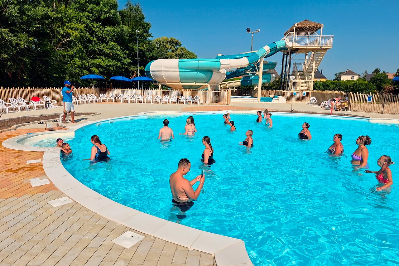 Piscine ext�rieure, toboggan, animation aquatique au camping VAGUES OCEANES Lac d'Erstein (67).