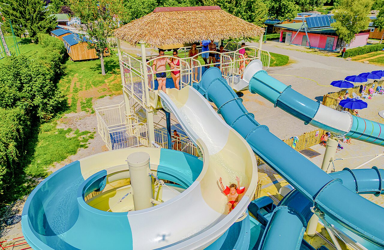 Toboggans aquatiques et piscine au camping VAGUES OCEANES Lac d'Erstein, Erstein (67).