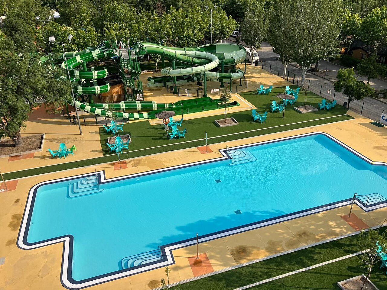 Piscine ext�rieure avec toboggans aquatiques g�ants au camping CAPFUN El Escorial � El Escorial, Madrid.