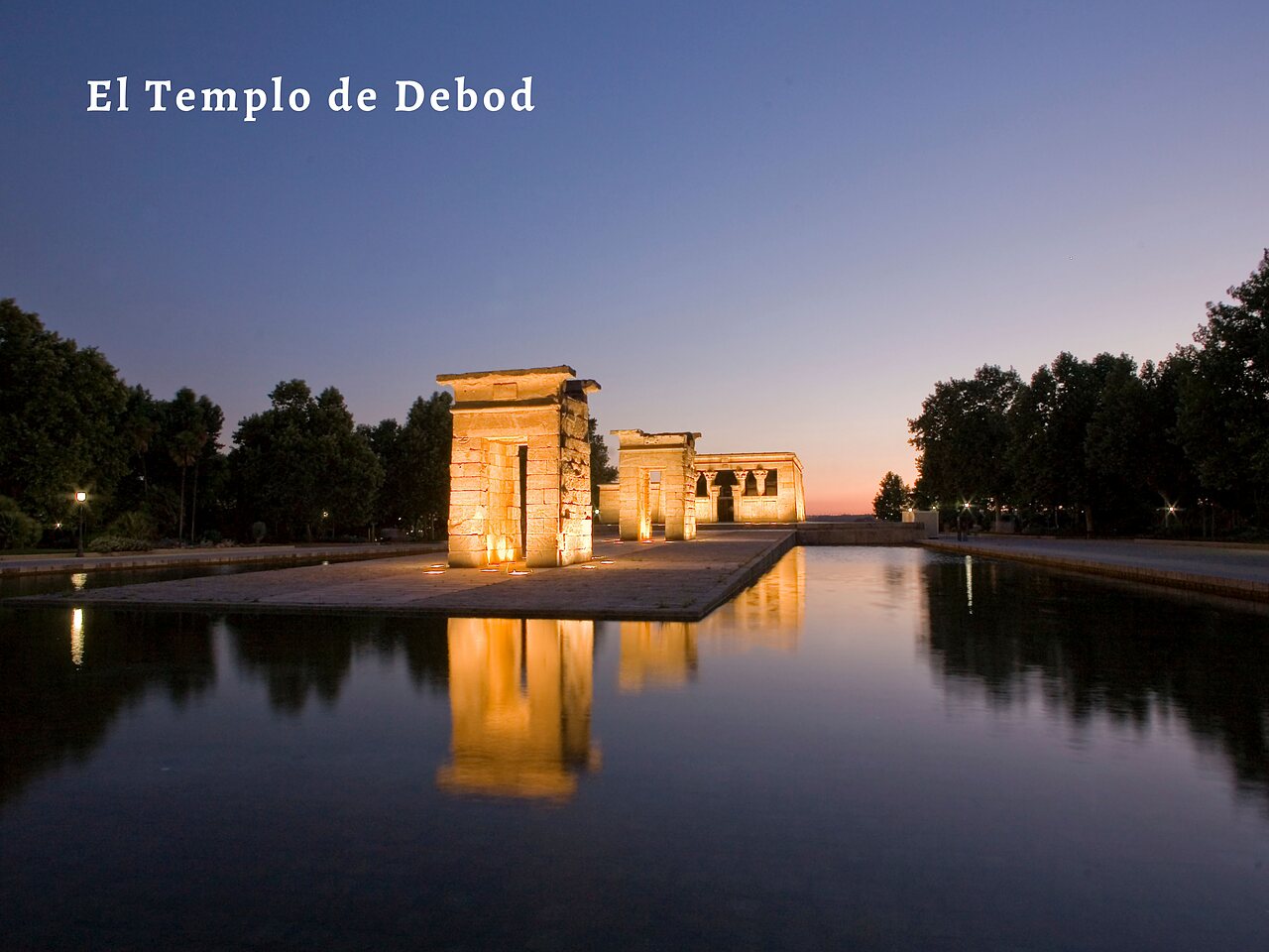 Temple de Debod, monument �gyptien antique illumin� au cr�puscule, � visiter � Madrid.