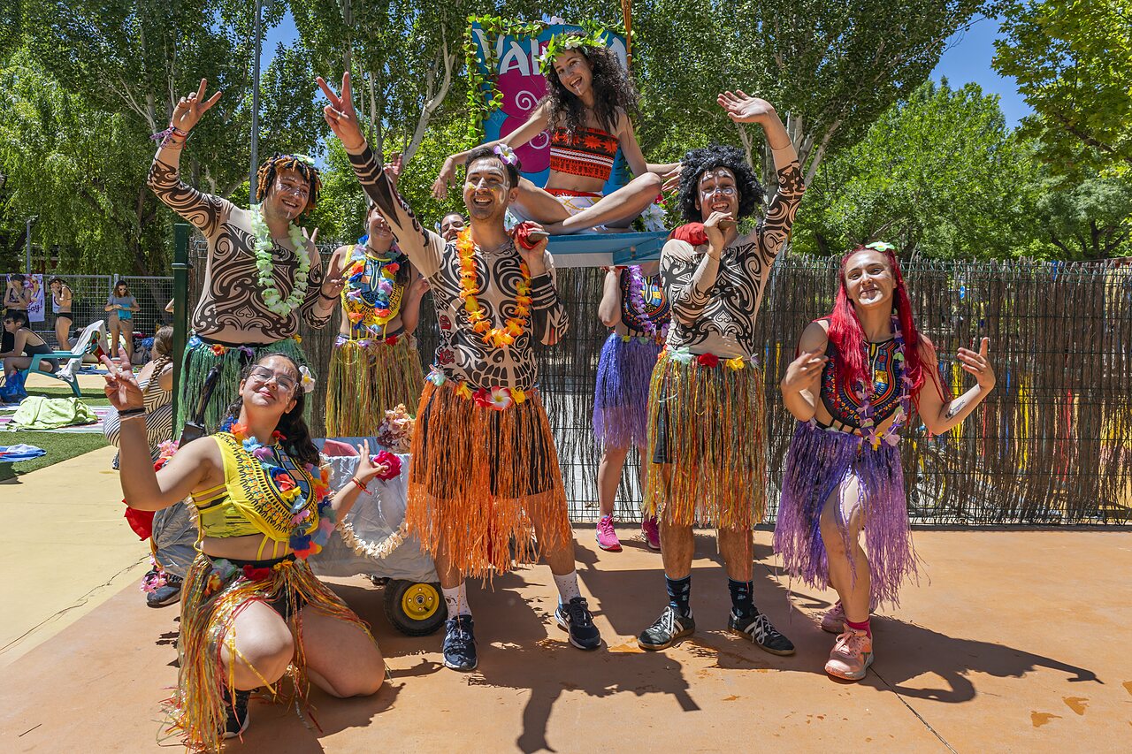 Animateurs d�guis�s pour une soir�e � th�me hawa�en au camping CAPFUN El Escorial, Madrid.