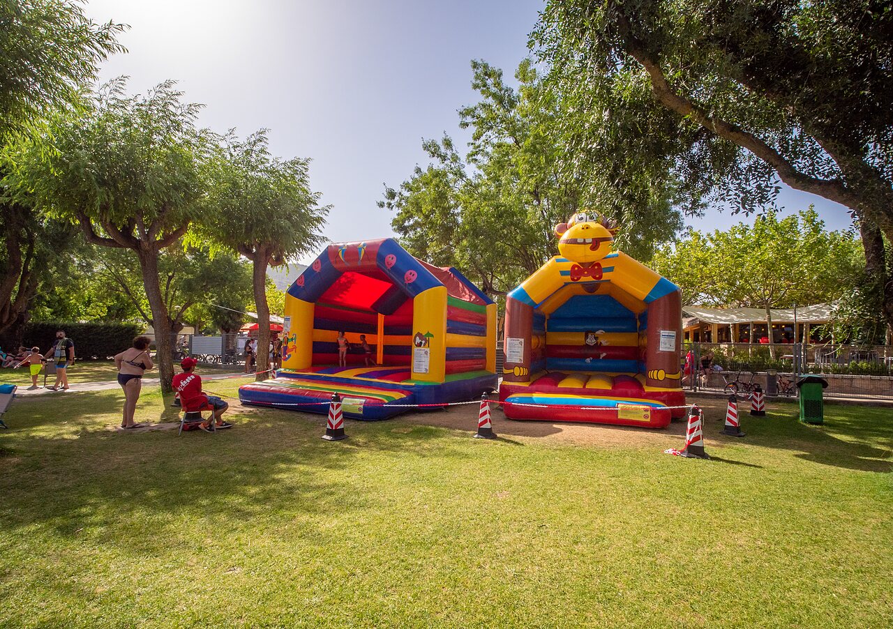 Ch�teaux gonflables color�s pour enfants au camping CAPFUN El Escorial, El Escorial, Madrid.