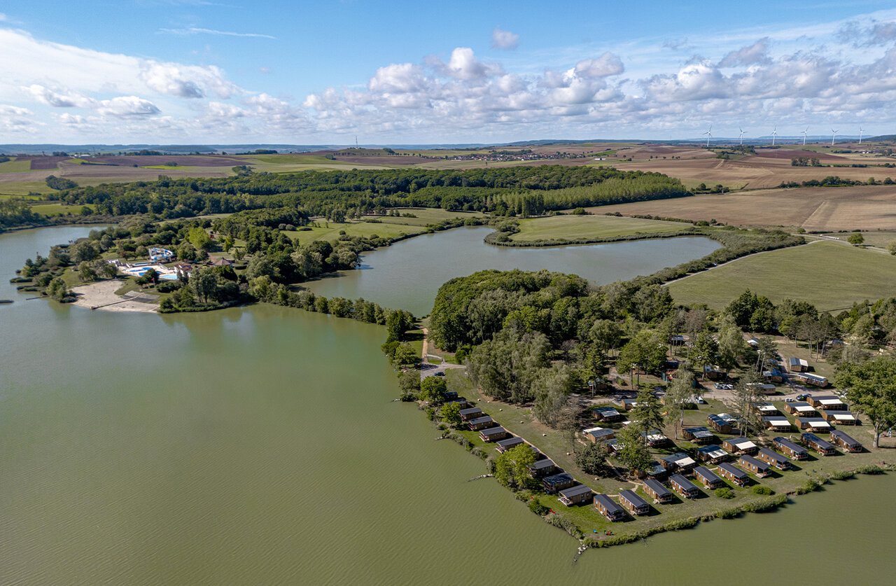 Vue a�rienne du lac, mobile homes et piscine au camping CLICOCHIC Etang de la Mutche � HARPRICH (57).