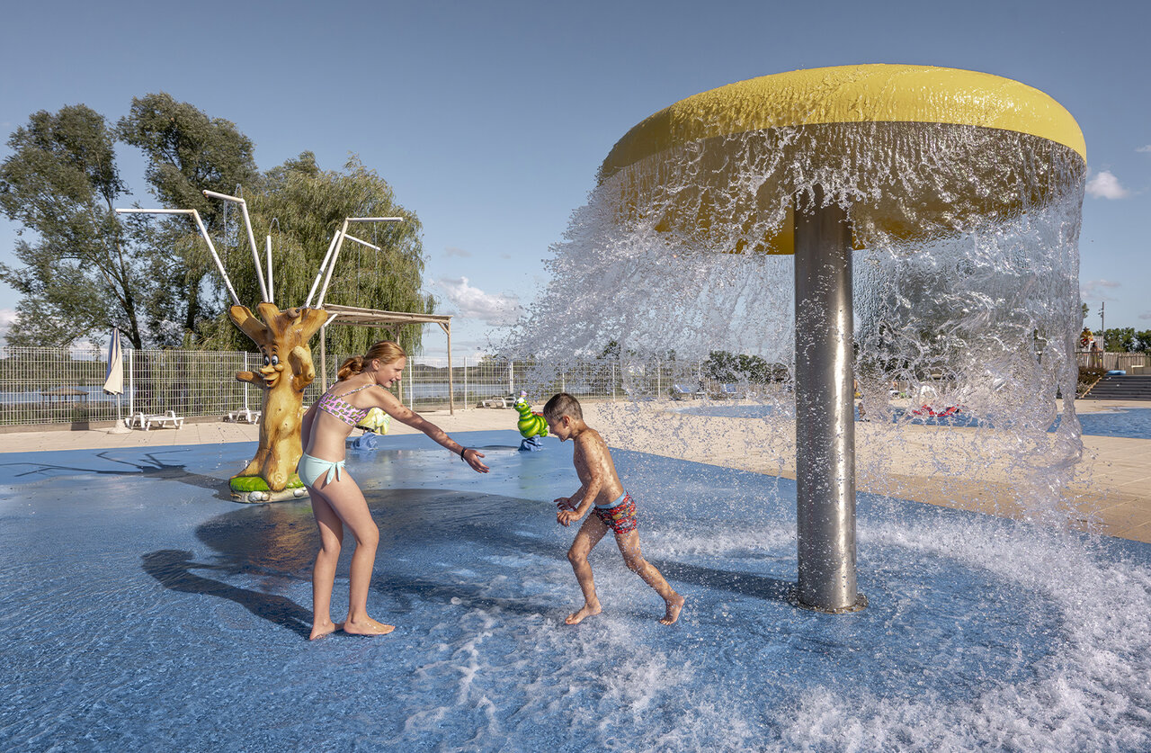 Aire de jeux aquatique avec enfants au camping CLICOCHIC Etang de la Mutche.