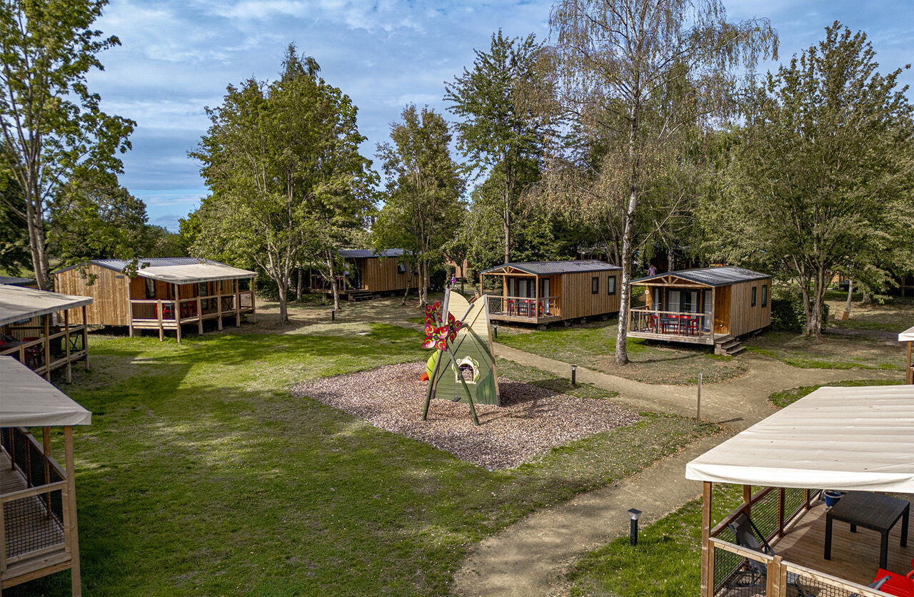 Chalets en bois, aire de jeux enfants au camping CLICOCHIC � HARPRICH.