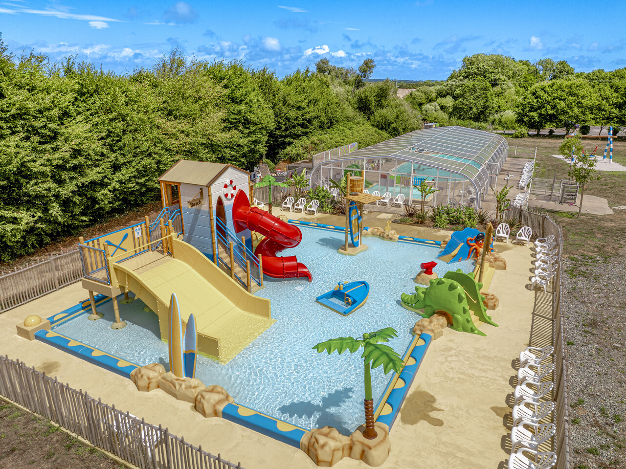 Aire de jeux aquatique avec toboggans et piscine couverte au camping CLICOCHIC Etoile de Mer � Asserac (44).