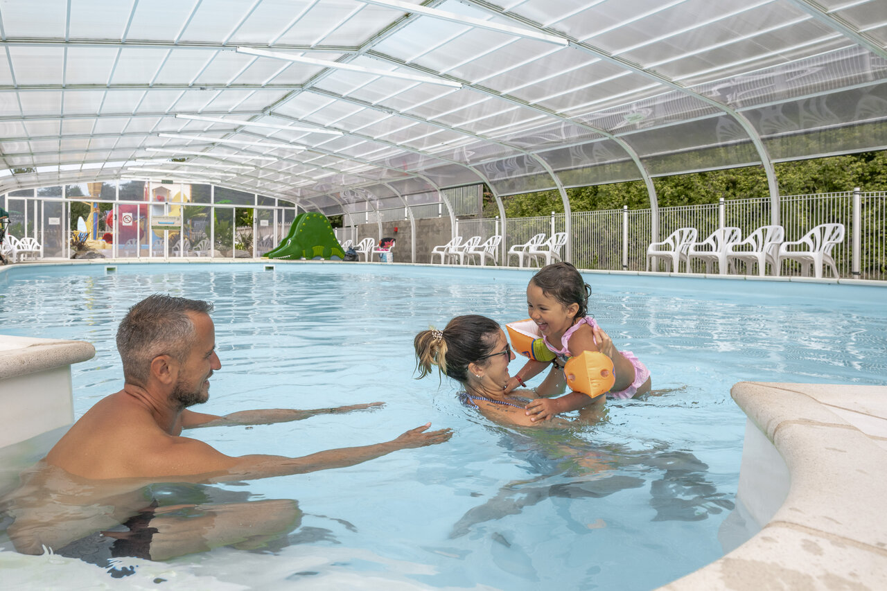 Piscine couverte, toboggan, famille au camping CLICOCHIC Etoile de Mer � Asserac (44).