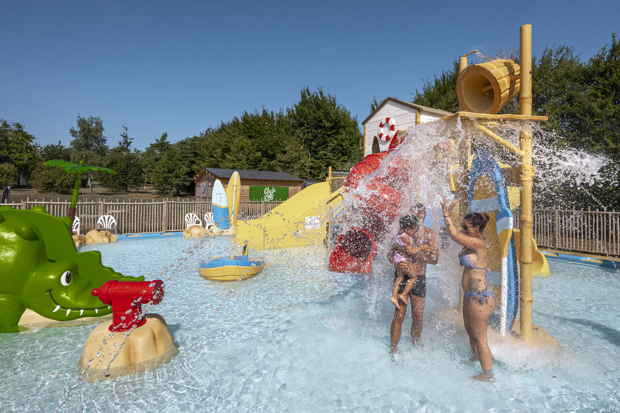 Piscine ludique, seau g�ant, toboggan au camping CLICOCHIC Etoile de Mer Asserac (44).