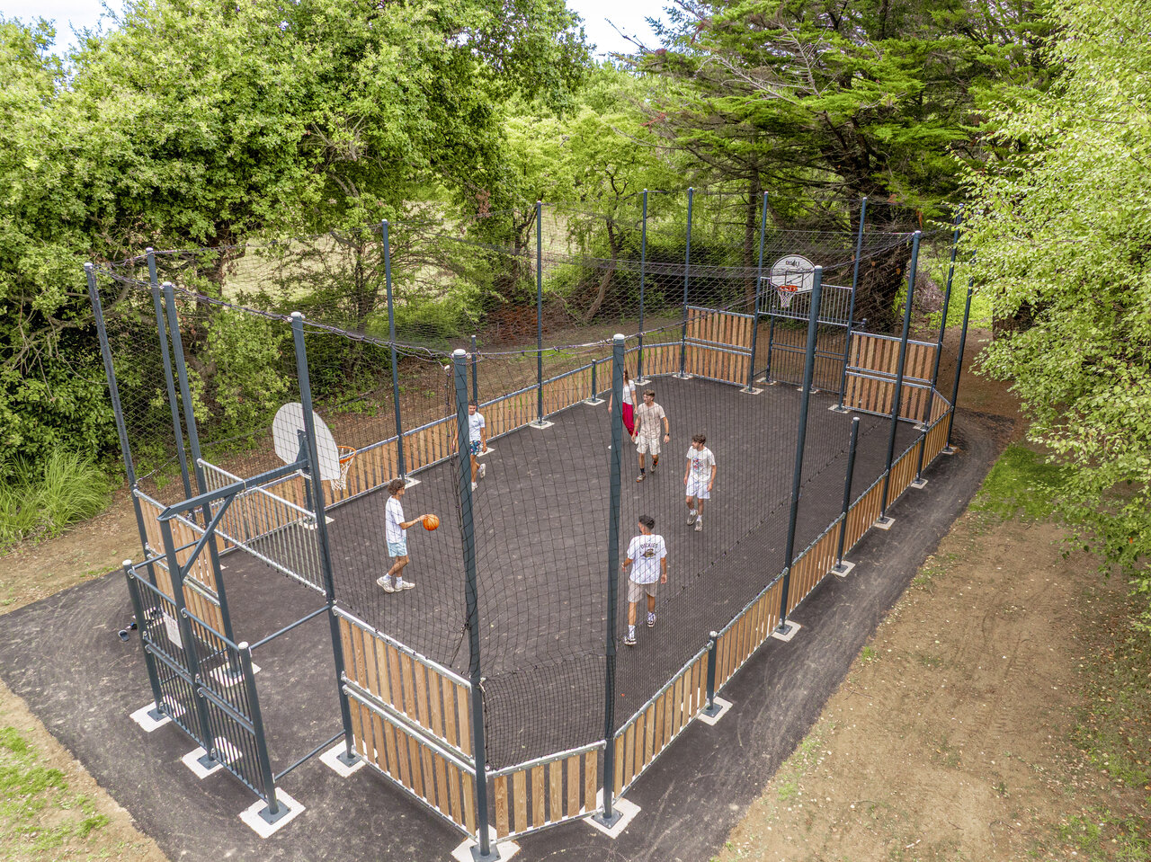 Terrain multisport avec jeunes jouant au basketball au camping CLICOCHIC Etoile de Mer � Asserac (44).