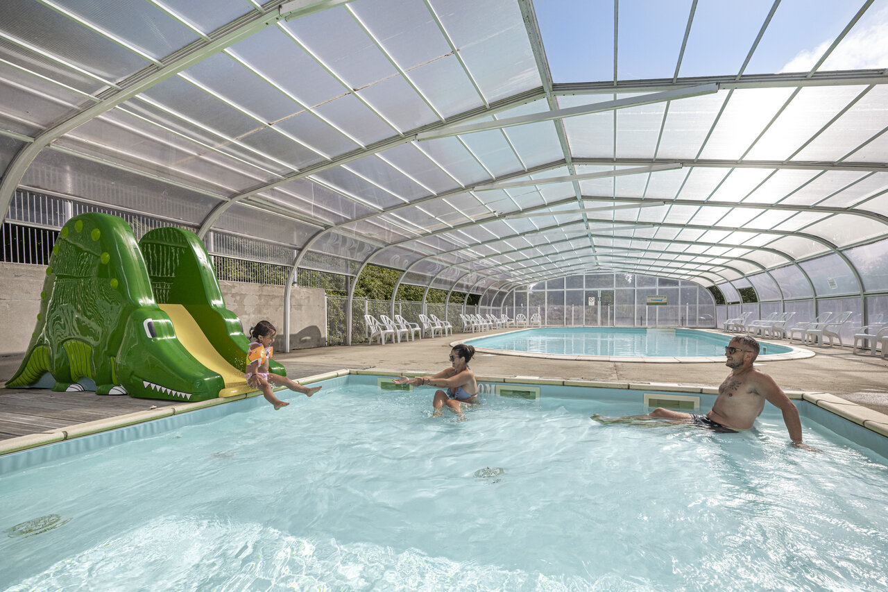 Piscine couverte avec toboggan au camping CLICOCHIC Etoile de Mer � Asserac.