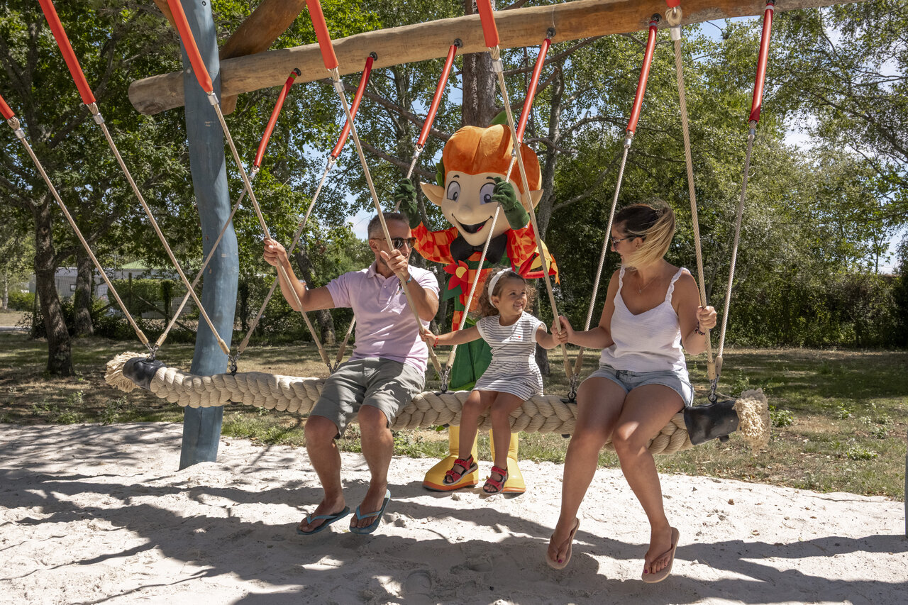 Balan�oire g�ante avec famille et mascotte au camping CLICOCHIC Etoile de Mer � Asserac.