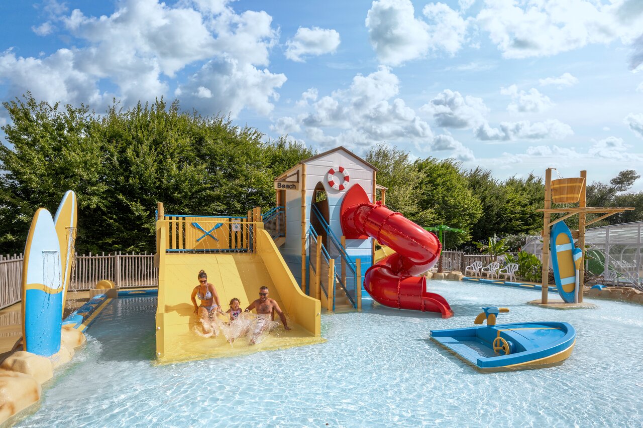 Parc aquatique avec toboggans et famille s'amusant au camping CLICOCHIC Etoile de Mer � Asserac.