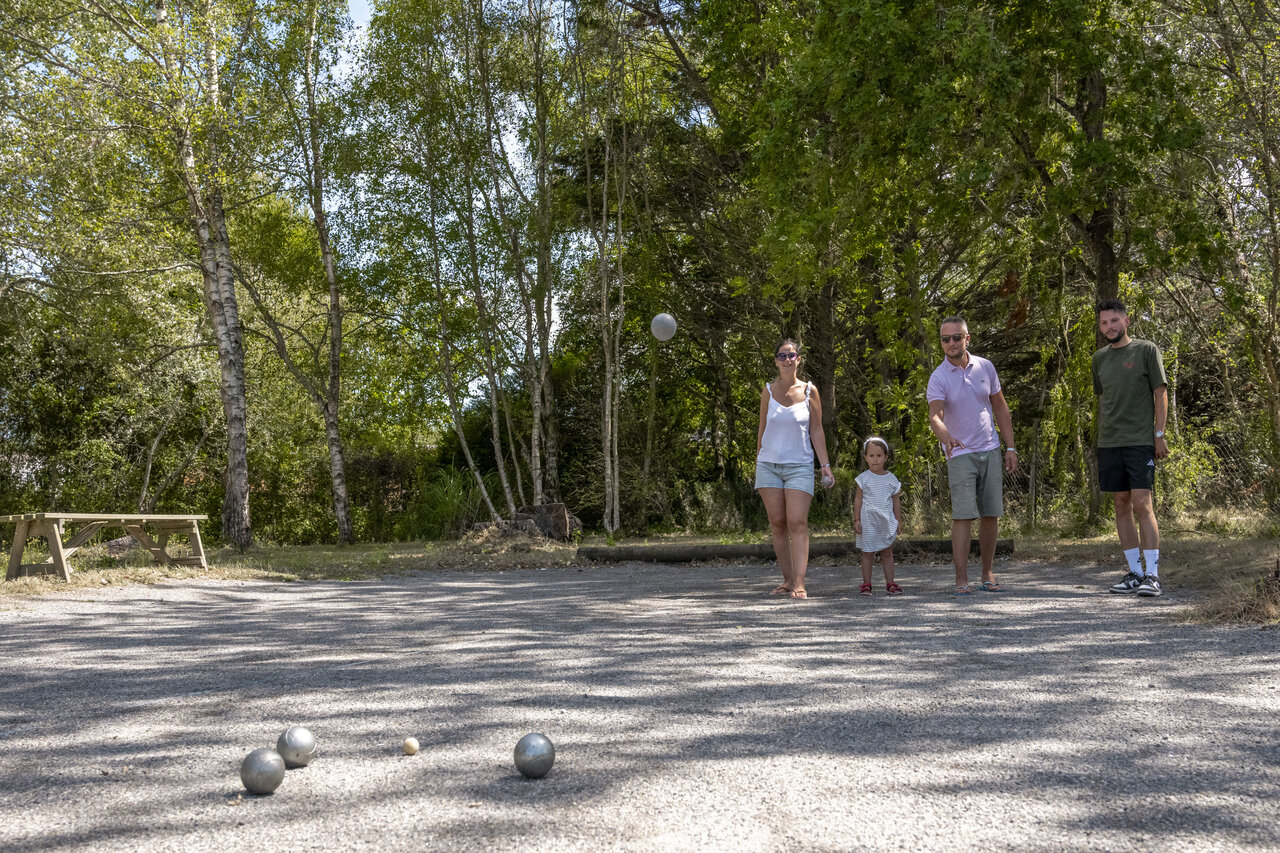 Famille jouant � la p�tanque sur terrain de gravier au camping CLICOCHIC Etoile de Mer.