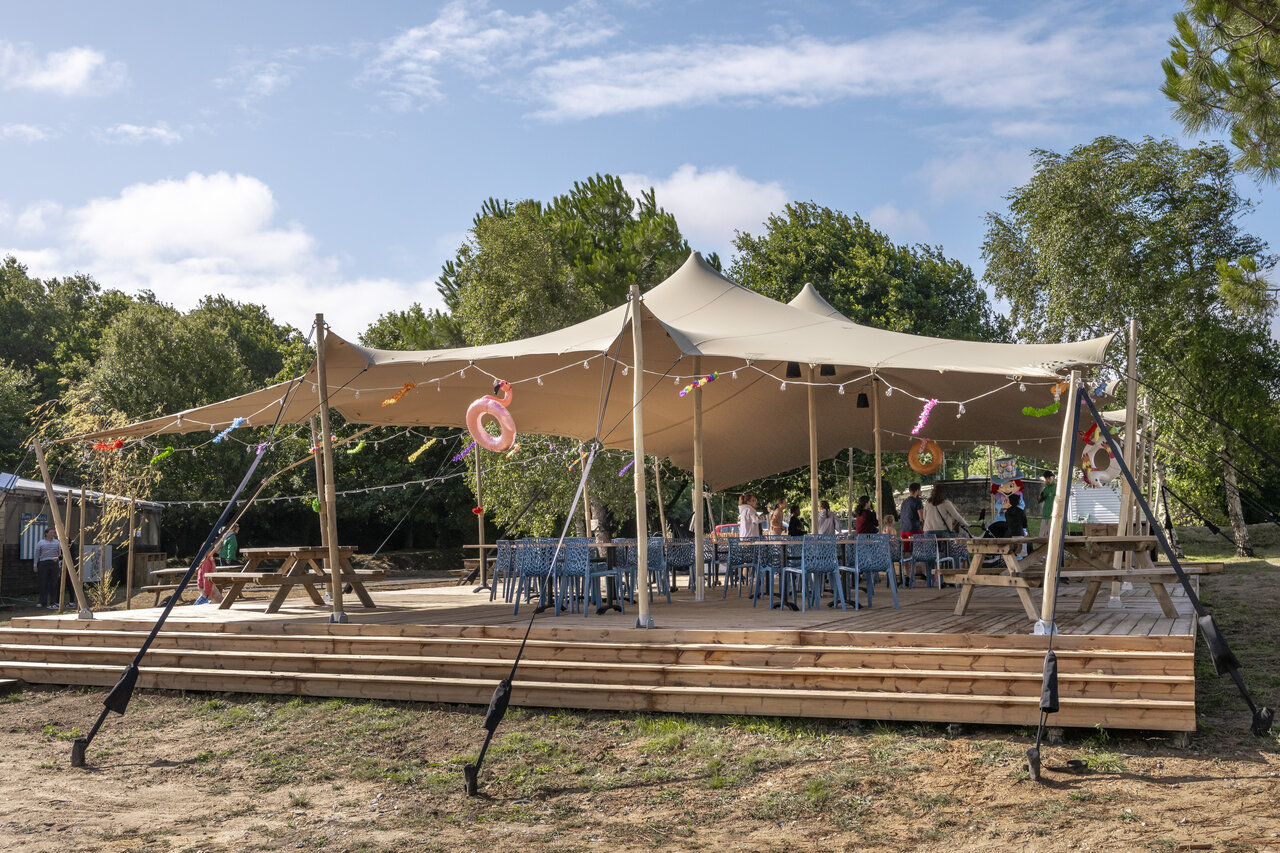 Restaurant sous tente stretch d�cor�e au camping CLICOCHIC Etoile de Mer � Asserac (44).