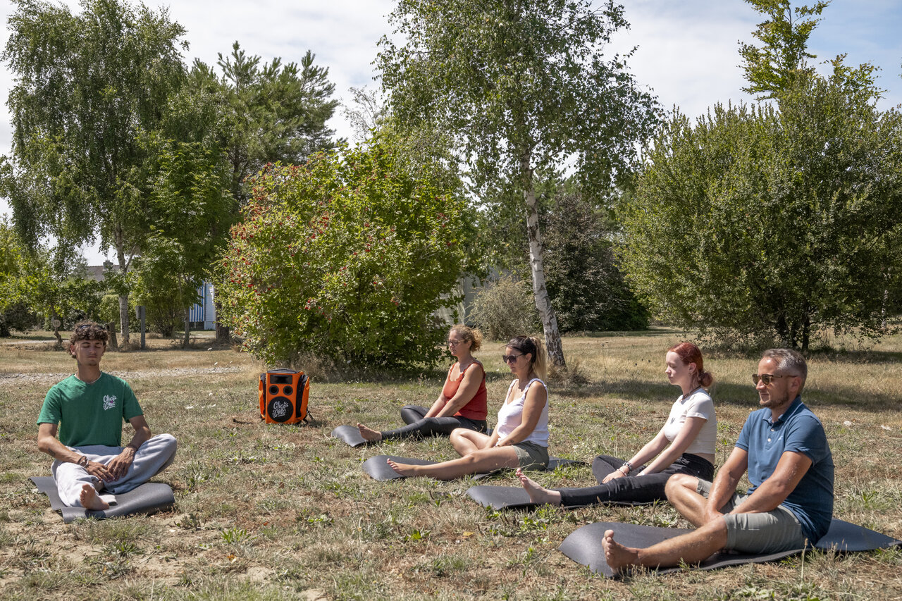 Yoga et m�ditation en plein air au camping CLICOCHIC Etoile de Mer � Asserac (44).