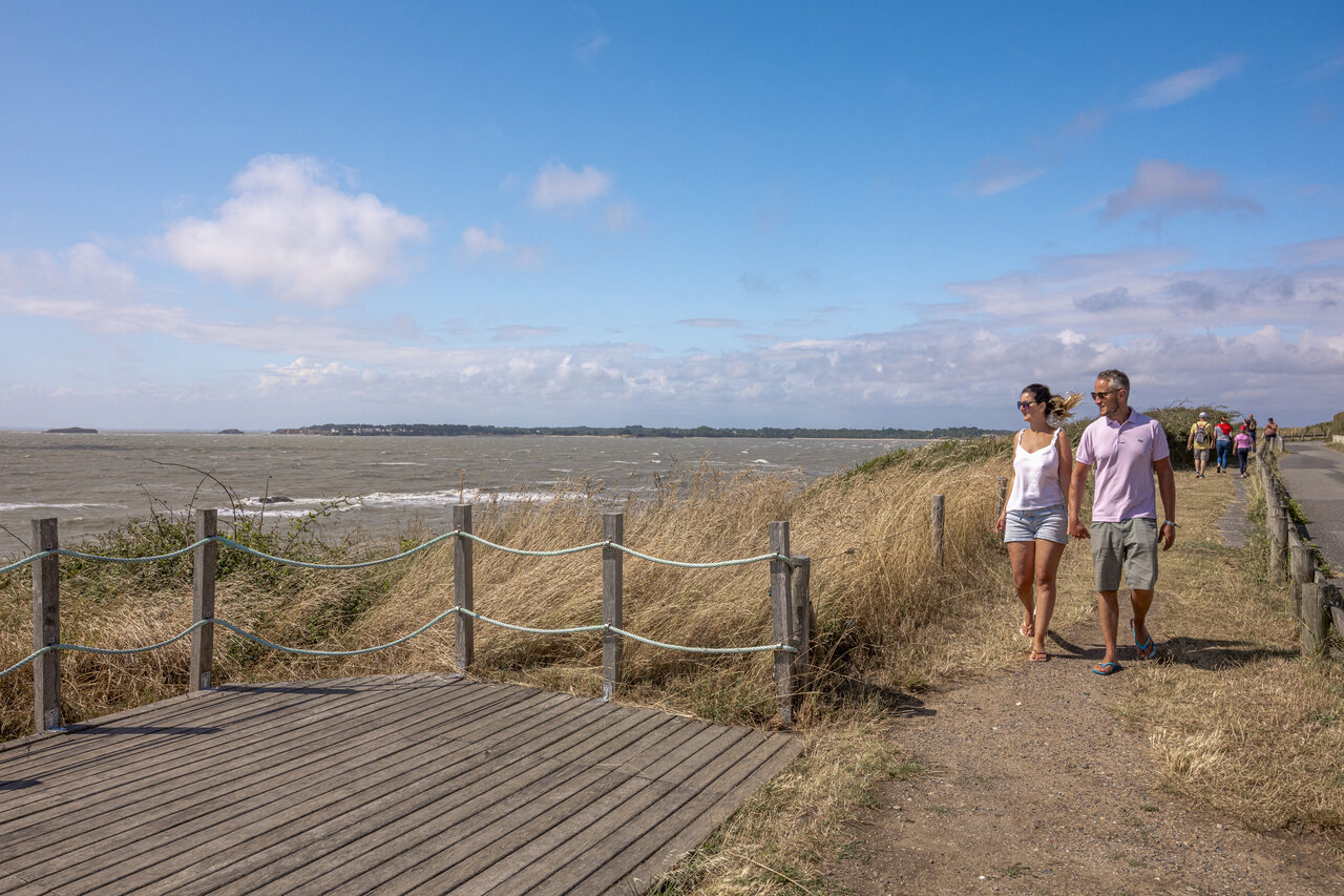 Couple marchant sur sentier c�tier, au camping CLICOCHIC Etoile de Mer � Asserac.