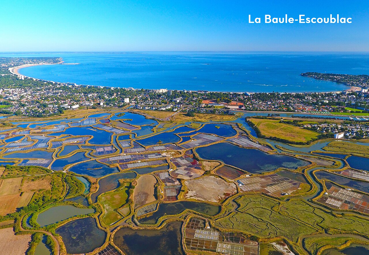 Vues a�riennes des marais salants et de la c�te de La Baule-Escoublac, Loire-Atlantique.