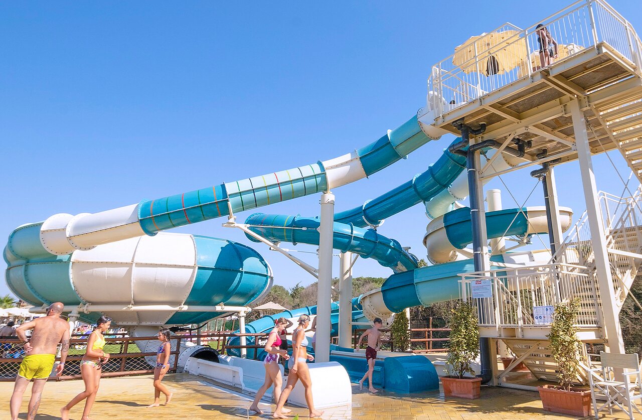 Grands toboggans aquatiques bleus et blancs avec baigneurs au camping CAPFUN Europing � Tarquinia (01).