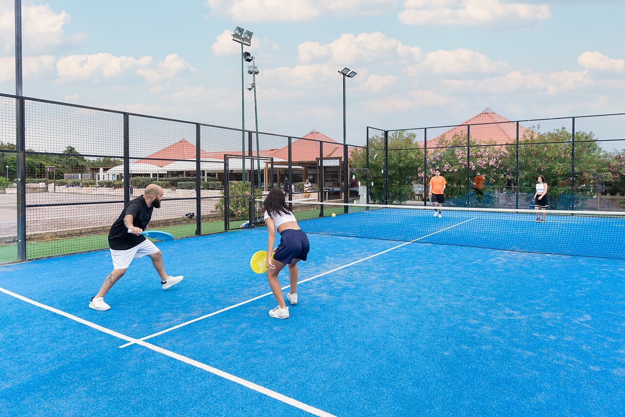 Joueurs de padel sur terrain bleu au camping CAPFUN Europing � Tarquinia (01).