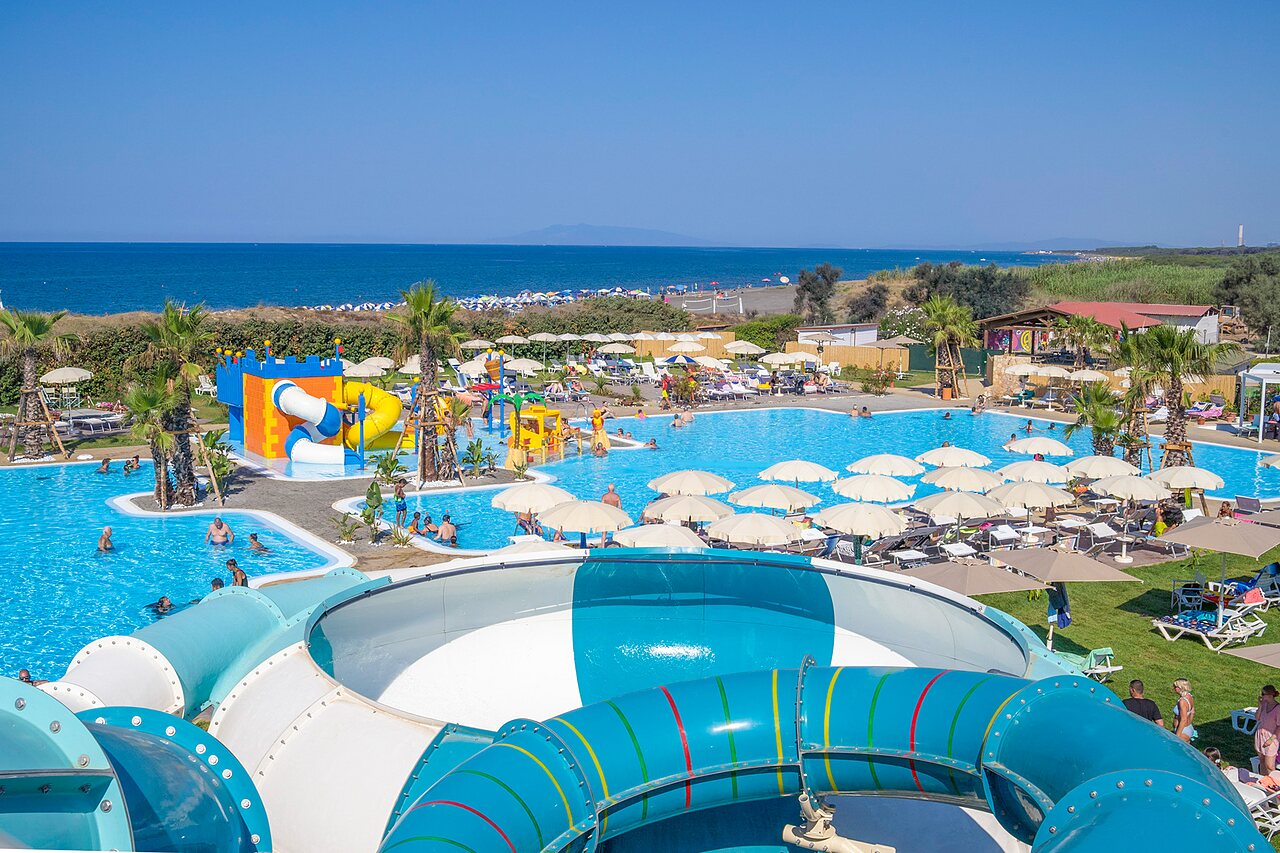 Piscine, toboggans, jeux aquatiques au camping CAPFUN Europing � Tarquinia (01).