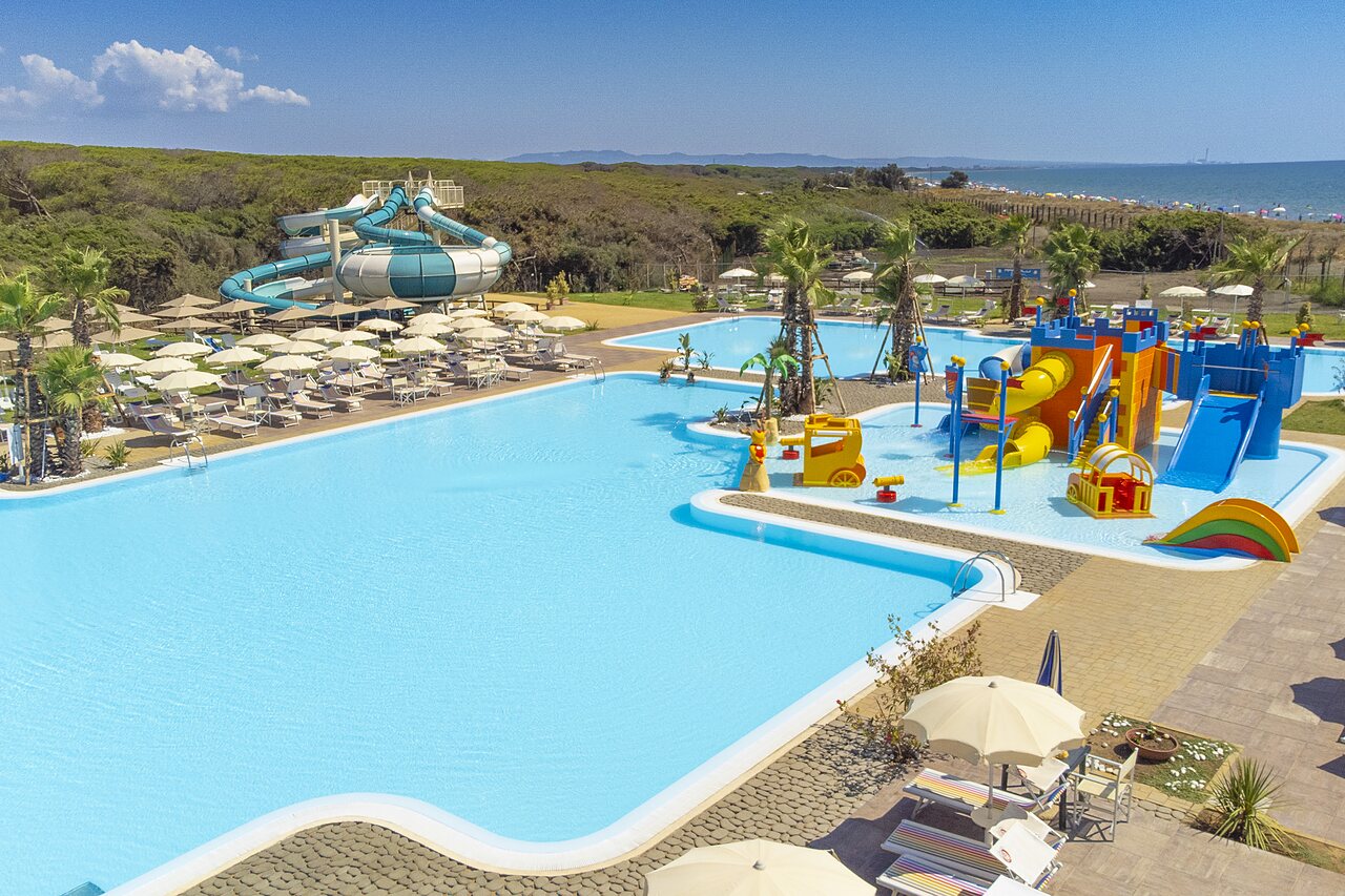 Piscine, toboggan g�ant et jeux aquatiques au camping CAPFUN Europing � Tarquinia.