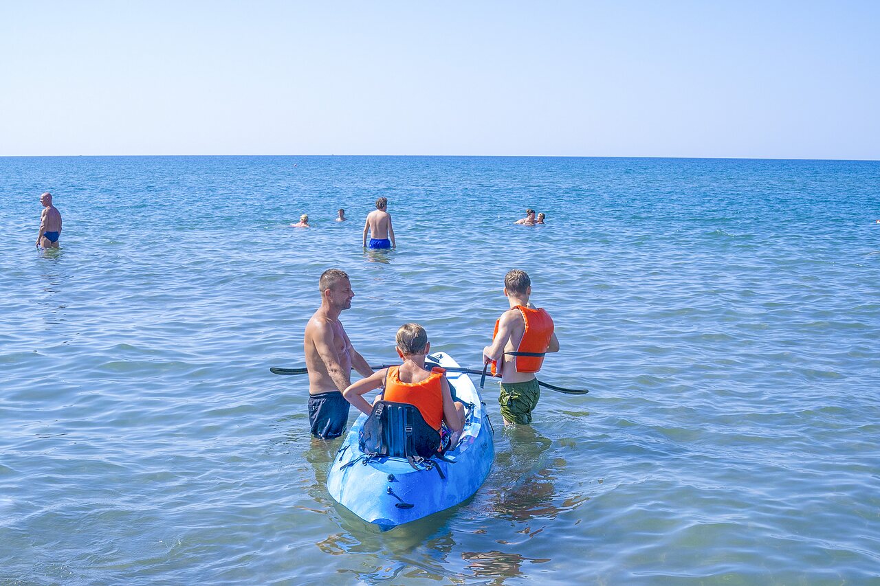 Famille en kayak sur la mer, gilets de sauvetage au camping CAPFUN Europing � Tarquinia (01).