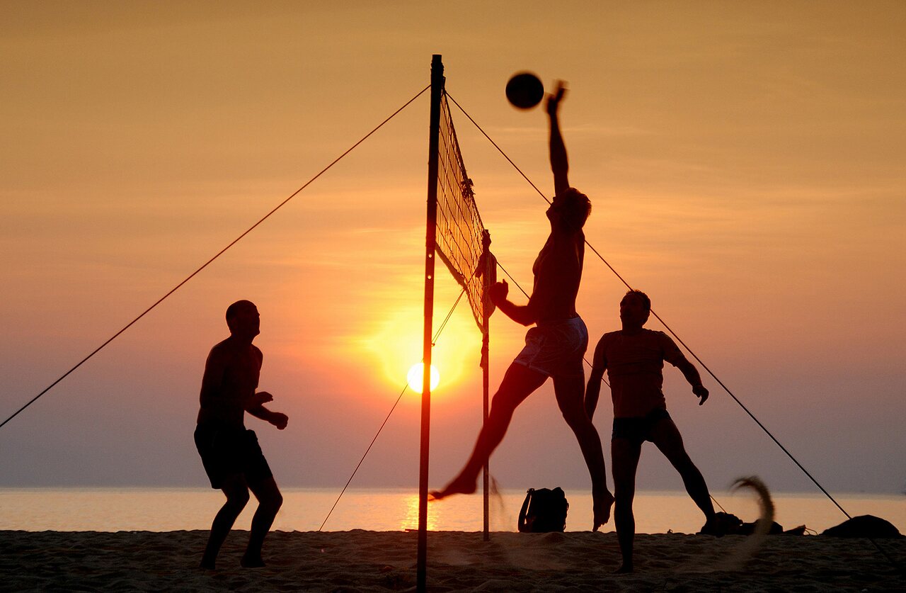 Joueurs de beach-volley au coucher du soleil sur la plage au camping CAPFUN Europing � Tarquinia (01).
