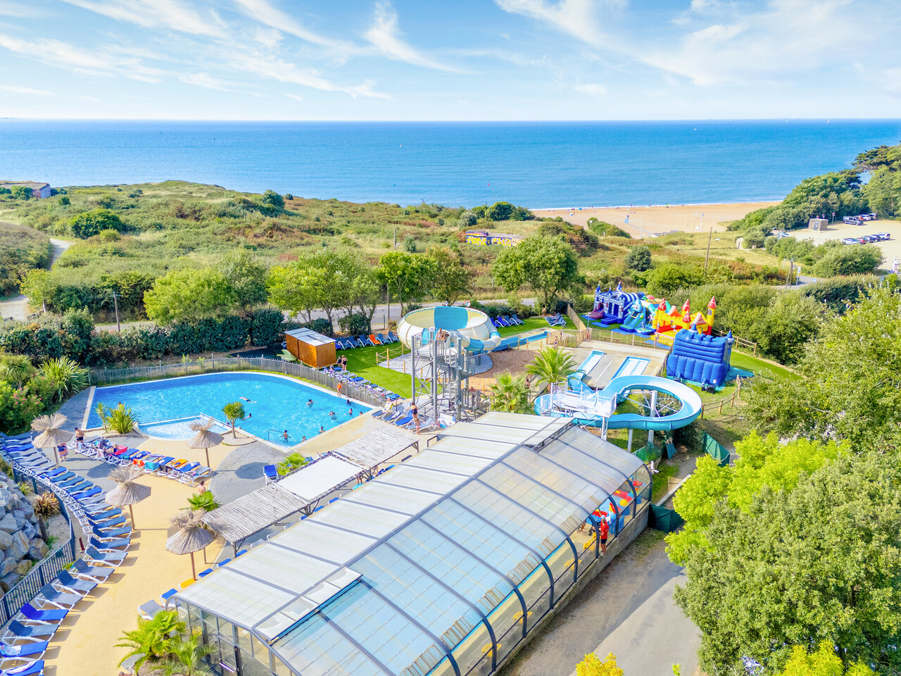 Piscines, toboggans aquatiques et jeux gonflables au CAPFUN L'Eve � Saint-Marc-sur-Mer.