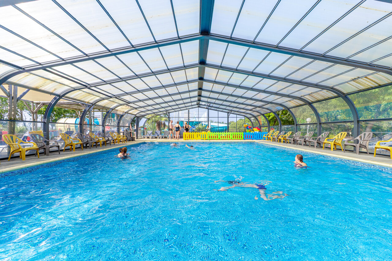 Piscine couverte chauff�e avec baigneurs au camping CAPFUN L'Eve � Saint-Marc-sur-Mer (44).