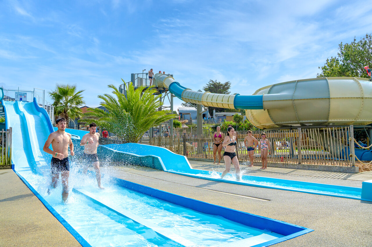 Toboggans aquatiques et pistes de glisse anim�es au camping CAPFUN L'Eve � Saint-Marc-sur-Mer (44).