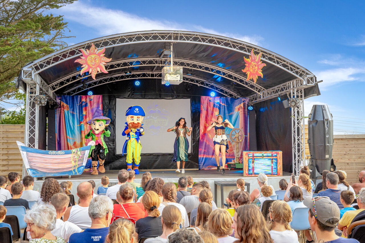 Spectacle d'animation avec mascottes et artistes sur sc�ne au camping CAPFUN L'Eve.