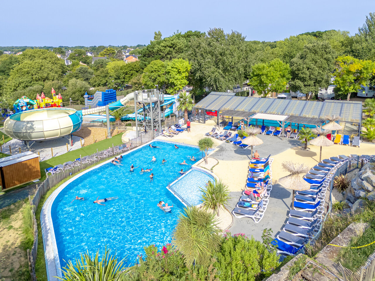 Piscine ext�rieure avec toboggans aquatiques et jeux au camping CAPFUN L'Eve � Saint-Marc-sur-Mer (44).