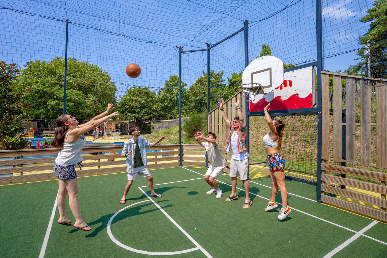 Terrain multisport avec basketball au camping CAPFUN L'Eve � Saint-Marc-sur-Mer (44).