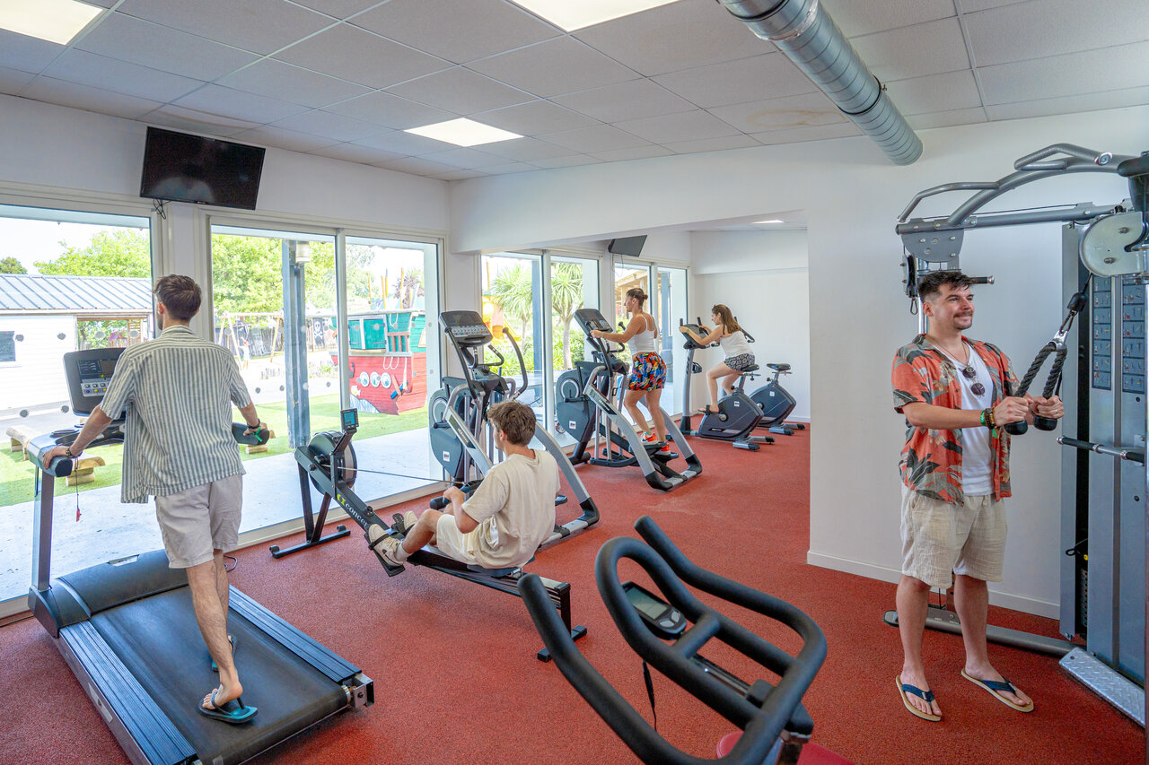 Salle de sport moderne, �quipements de fitness au camping CAPFUN L'Eve � Saint-Marc-sur-Mer.