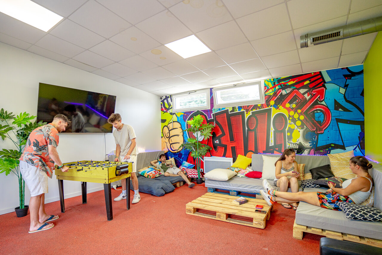 Salle de jeux avec baby-foot et espace d�tente au camping CAPFUN L'Eve � Saint-Marc-sur-Mer.