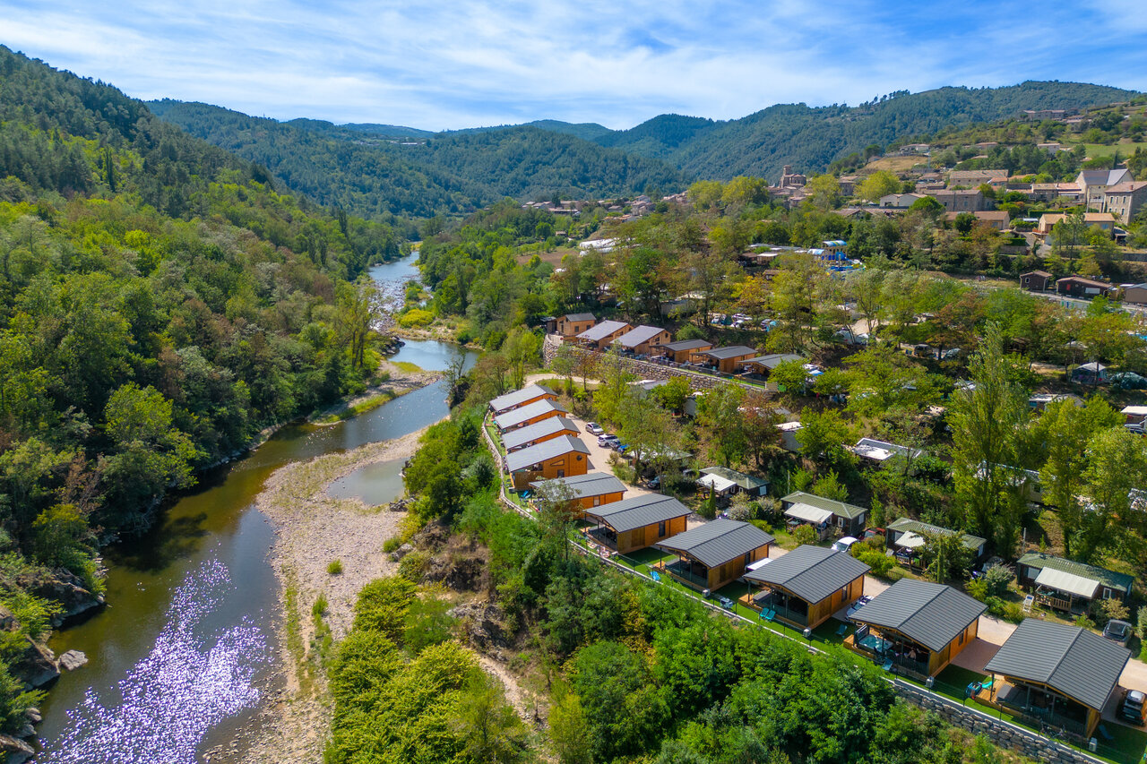 Chalets modernes et rivi�re en Ard�che, au camping CLICOCHIC Eyrieux � Les OLLIERES-SUR-EYRIEUX.