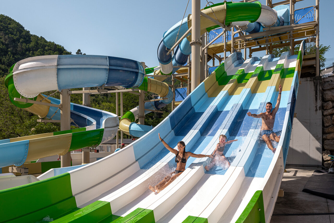 Toboggans aquatiques et piscine ext�rieure avec familles au camping CLICOCHIC Eyrieux � Les OLLIERES-SUR-EYRIEUX.