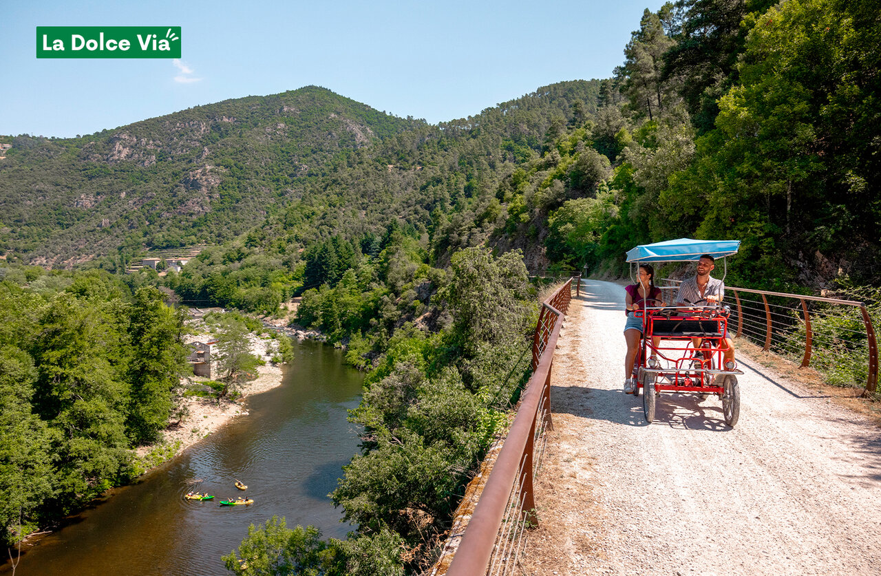 Couple en rosalie sur La Dolce Via, voie verte en Ard�che.